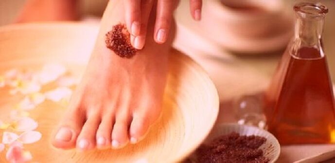 Baths with home remedies at the first signs of foot fungus. 