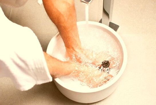 bath to treat toenail fungus